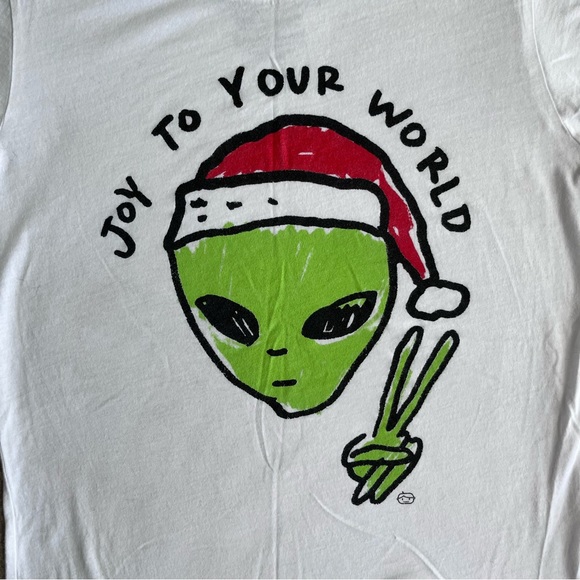 LAST CHANCE Alien Christmas T-Shirt - Picture 2 of 4